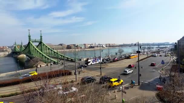 Busy Intersection Several Vehicles Pedestrians Pass Each Other Center Budapest — Video