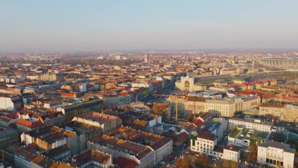 Großer Keleti Bahnhof Umgeben Von Hochhaus Apartmentkomplexen Einem Dicht Besiedelten — Stockvideo