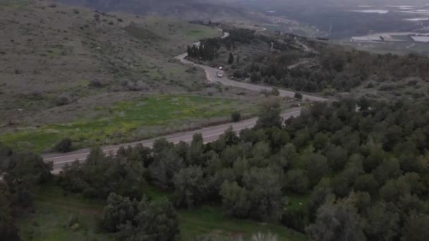 Aerial Tilt Car Countryside Road Surrounded Grass Foggy Golan Heights — Vídeo de Stock