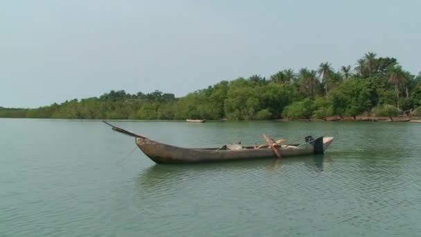 Artisanal Fishing Boat Made Tree Trunk Guinean Artisanal Fishing Canoe — стоковое видео