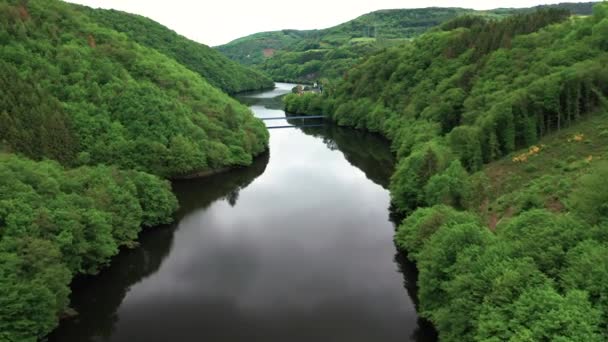 Winding River Dark Reflecting Waters Green Hills — ストック動画