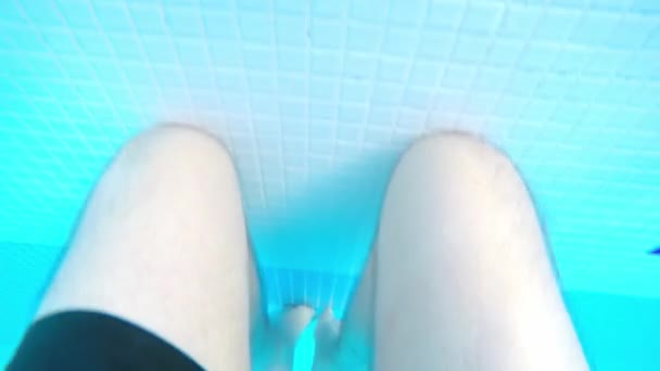 Bajo Agua Pov Hombre Dentro Una Piscina Troncos Verdes Aferra — Vídeos de Stock