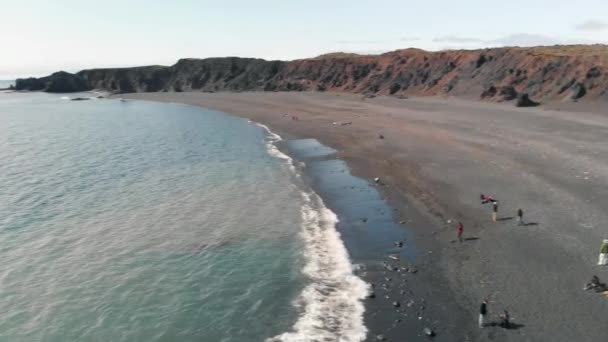 Bela Vista Aérea Cinematográfica Famosa Praia Areia Negra Vista Cidade — Vídeo de Stock