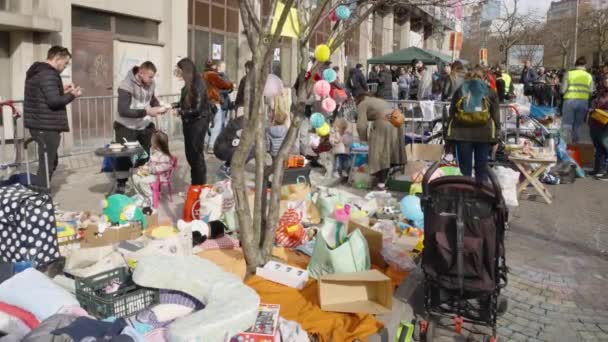 Collected Toys Products Sleeping Material Ukrainian Refugees Arriving Belgian Capital — Stock videók