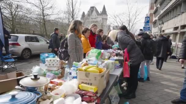 Volunteers Share Meal Household Products War Refugees Ukraine Registration Centre — Stock video