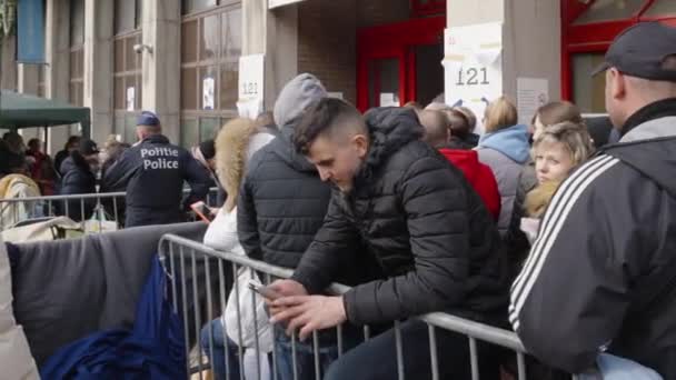 Close Adult Ukrainian Refugees Waiting Registration Centre Receive Government Support — Vídeo de Stock