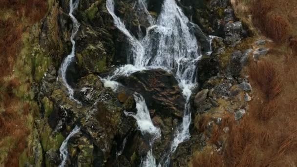 Carawaystick Waterfall, Glenmalure, Wicklow, Irsko, únor2022. Dron v Ptačí perspektivě a zpomalený pohyb postupně klesá z poloviny vodopádu.