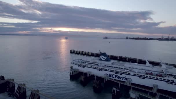 Паром Bcferries Пристыковался Терминалу Tsawwassen Vancouver Закате Британская Колумбия Канаде — стоковое видео