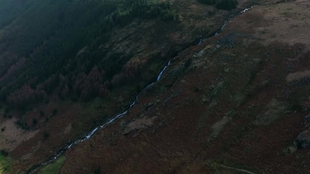 Carawaystick Waterfall Glenmalure Wicklow Ireland February 2022 无人机逐渐绕着瀑布旋转 同时俯瞰鸟瞰着下方的绿地和农田 — 图库视频影像