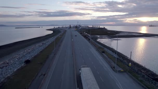 Náklaďák Jedoucí Soumraku Trajektovému Terminálu Tsawwassen Vancouver Britská Kolumbie Kanadě — Stock video