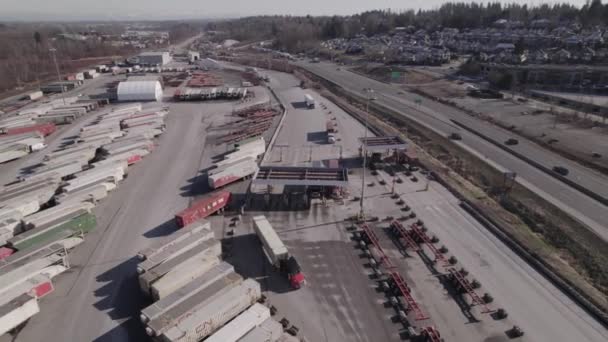Kamyon Kanada Daki Vancouver Nakliye Terminalinin Kargo Bölümünde Konteynırlara Dalıyor — Stok video