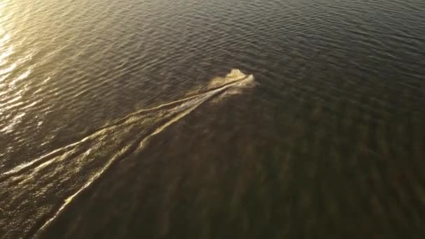 日落时分在河上慢速滑行的喷气式滑雪板的电影无人驾驶照片 — 图库视频影像