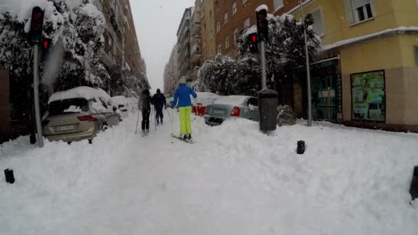 世纪以来最大的降雪中 马德里的街道被雪覆盖着 风暴命名为菲洛梅娜 人们可以看到他们利用这个机会在大街中央滑行 — 图库视频影像