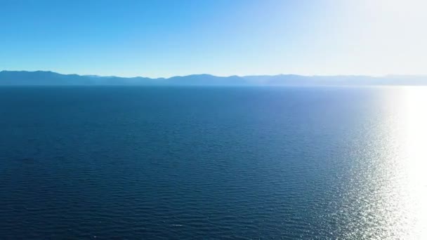 Sunlight Reflection Clear Blue Water Lake Tahoe California Usa Mountains — 비디오