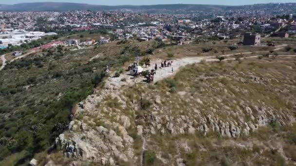 Lidé Jezdí Koních Hoře Krásným Výhledem Hlavní Město Guanajuato Jako — Stock video