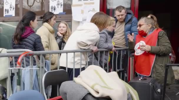 War Refugees Ukraine Helped Red Cross Volunteer Registration Centre Social — Stockvideo