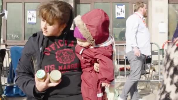 Ukrainian Mother Child Receiving Food Volunteers Belgian Registration Centre Responding — Vídeos de Stock