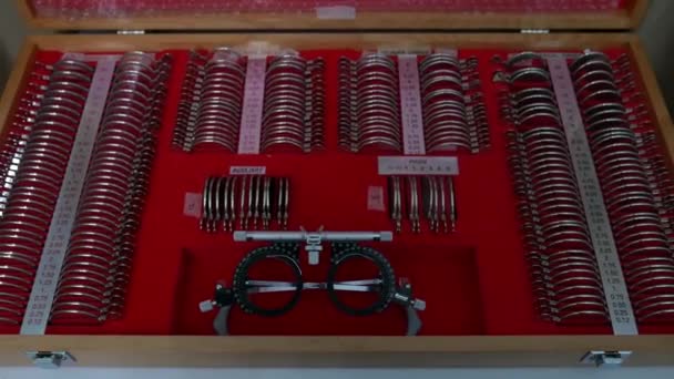 Versuchslinsen Set Und Rahmen Set Ausrüstung Für Die Augenuntersuchung Krankenhaus — Stockvideo