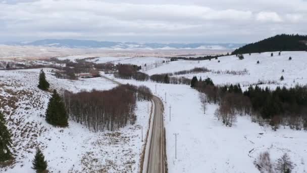 Veduta Aerea Dal Drone Seguendo Strada Attraverso Valle Panoramica Impolverata — Video Stock