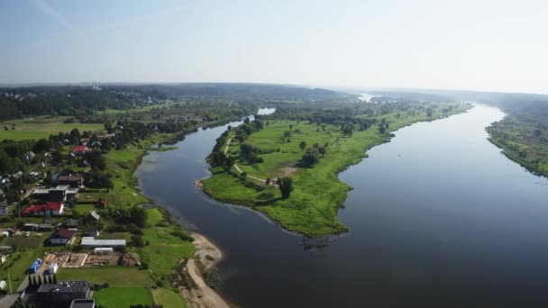 Río Con Pequeño Pueblo Bosque Verde Fondo Durante Verano — Vídeos de Stock