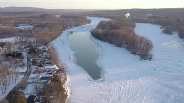 Aerial Forward Dolly Hudson River Winter Partially Frozen Strip Water — Stock videók