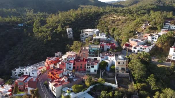 Drönarfilm Vacker Stad Omgiven Berg Mexiko — Stockvideo