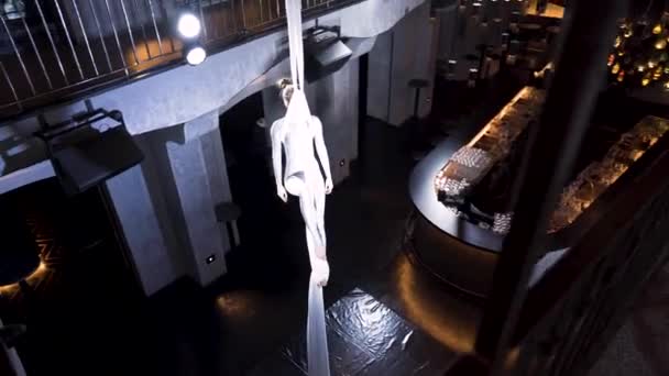 Female Aerialist Hanging Silks Wrapped Her Back Bar — Vídeo de Stock