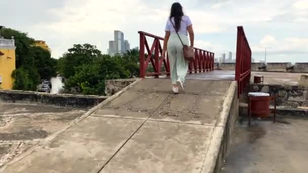 Menina Caminhando Uma Ponte Nas Paredes Cartagena Colômbia Brincando Com — Vídeo de Stock