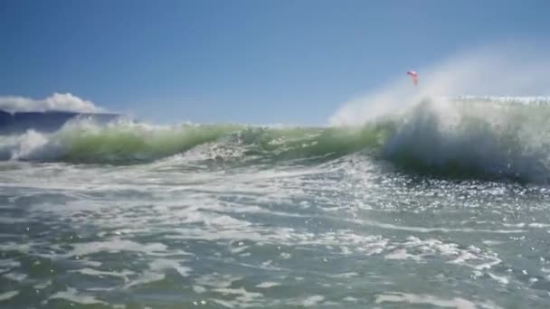 Poderosas Olas Chocando Golpeando Pantalla Cámara Vista Primer Plano Ángulo — Vídeo de stock