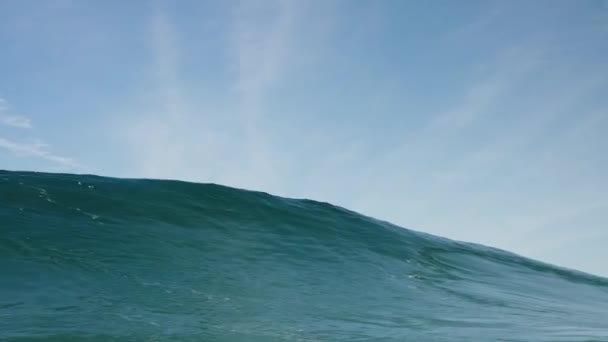 Sluiten Van Rollende Golf Stijgt Breekt Zee Zicht Vanaf Wateroppervlak — Stockvideo