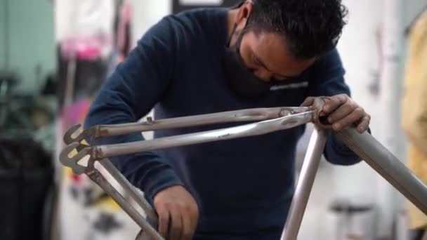 Close Homem Focado Pintar Uma Bicicleta Uma Loja Puebla México — Vídeo de Stock