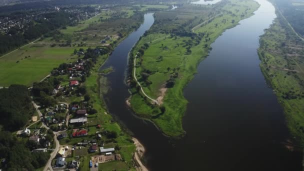 Drone Skott Flod Och Liten Stad Med Massor Grön Skog — Stockvideo