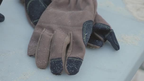 Pair Brown Leather Carpenter Construction Gloves Grey Table Covered Sawdust — Vídeo de Stock