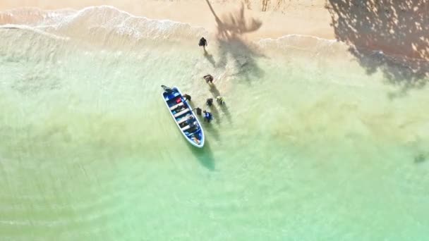 Aerial Top View Local Caribbean Boat Taking Out Scuba Divers — Vídeo de Stock