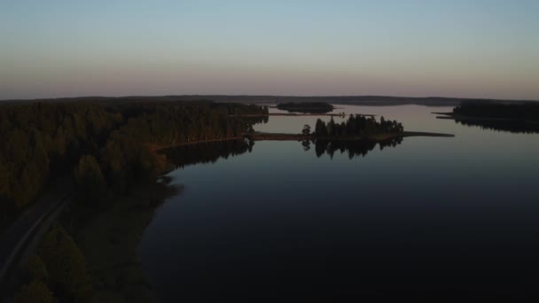 昼間の湖や緑の森のドローン撮影 — ストック動画