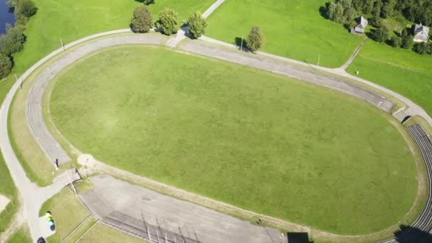 Drone Skott Liten Stad Med Massor Grön Skog Runt — Stockvideo