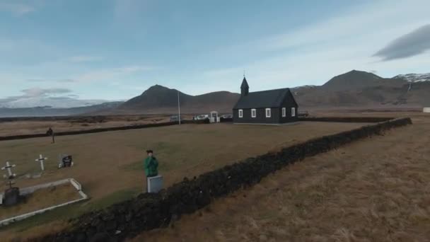 Ensimmäinen Henkilö Näkymä Bakirkja Musta Kirkko Eteläpuolella Snaefellsness Niemimaalla Islanti — kuvapankkivideo