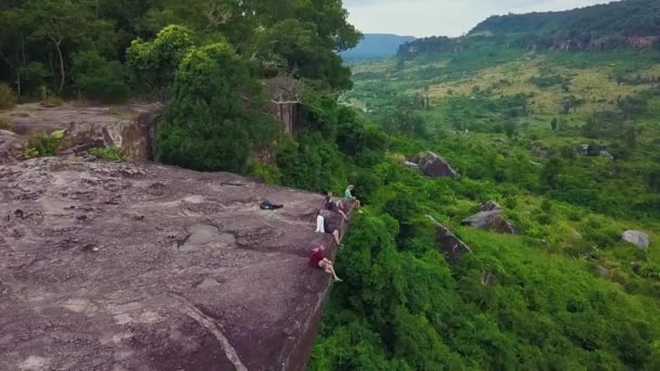 Tourists Precariously Sitting Cliff Edge Kulen Mountain Phnom Kulen National — Wideo stockowe