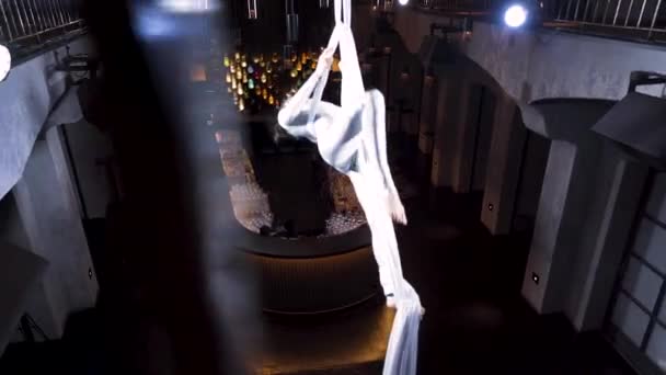 Kvinnlig Aerialist Gör Marionett Pose Silke Ovanför Klubb Bar — Stockvideo