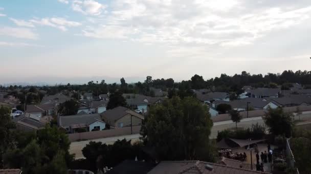空中上升倾斜在室外的婚宴上 在优雅的场地 白天被住宅区的树木环绕 Rancho Cucamonga 加利福尼亚 — 图库视频影像