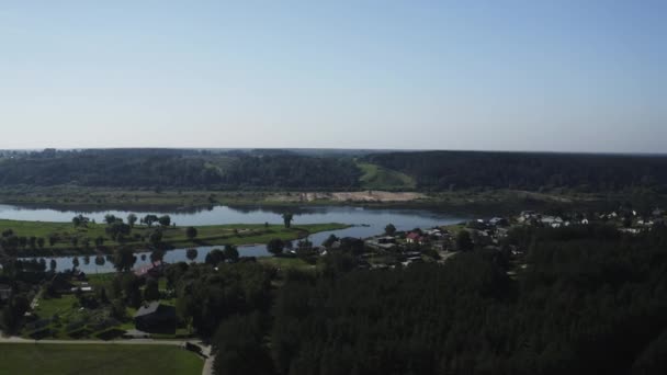 Drone Skott Flod Och Liten Stad Med Massor Grön Skog — Stockvideo