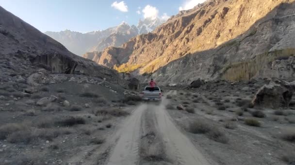Suv Male Standing Truck Bed Driving Gravel Dirt Road Skardu — стокове відео