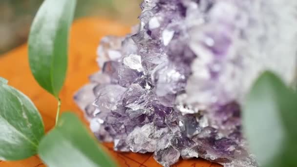 Nahaufnahme Von Erstaunlichen Blinkenden Amethyst Cluster Auf Einem Tisch Auf — Stockvideo