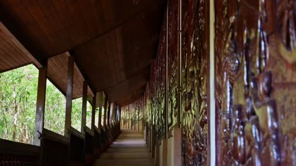 Zoom Aus Dieser Tempeltreppe Des Wat Somdetwat Somdet Phu Ruea — Stockvideo