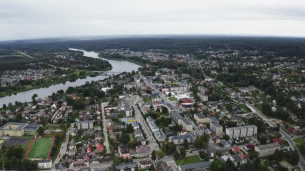 リトアニアに緑の公園が多い小さな町の空中撮影 — ストック動画