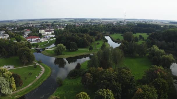 Foto Aérea Una Pequeña Ciudad Con Muchos Parques Verdes Lituania — Vídeos de Stock