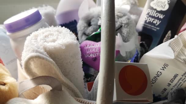 Cesto Regalo Doccia Mamma Bambino Con Peluche Peluche Accessori Maternità — Video Stock