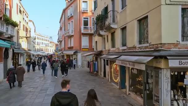 Vue Angle Élevé Des Personnes Marchant Dans Rue Piétonne Quartier — Video