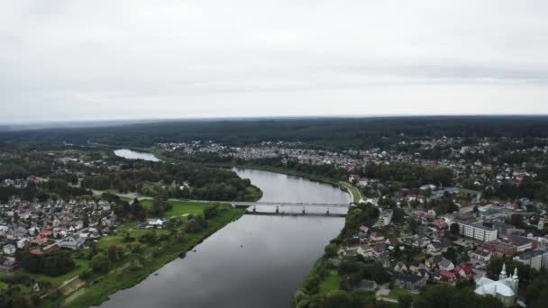 立陶宛一个有许多绿地的小镇的空中拍摄 — 图库视频影像