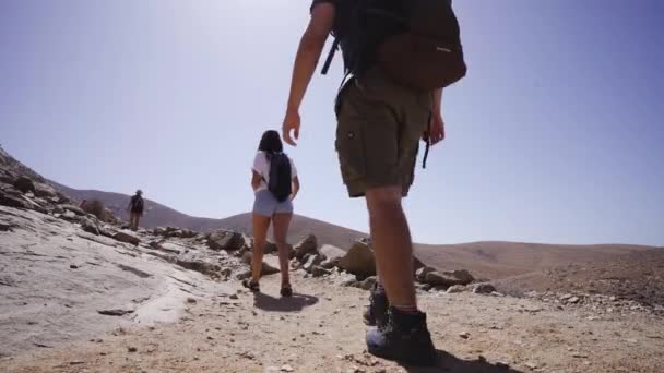 Fuerteventura Kanárský Ostrov Španělsko Pár Trekking Podél Suché Vyprahlé Stezky — Stock video
